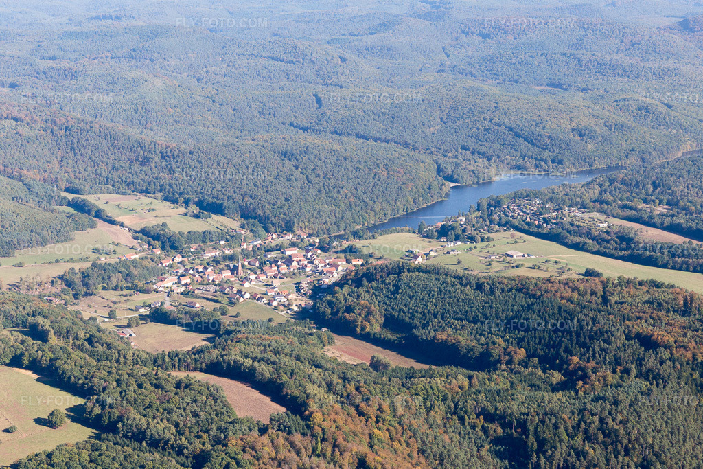 Aerial view: Lake shore areas of the Etang de Haspelschiedt in Haspelschiedt in the state Moselle, France. – Photo: IMG_095182.jpg taken on 10/16/2016 by Werner Riehm/FLY-FOTO.com – Resolution of the original: 5472 x 3648 px