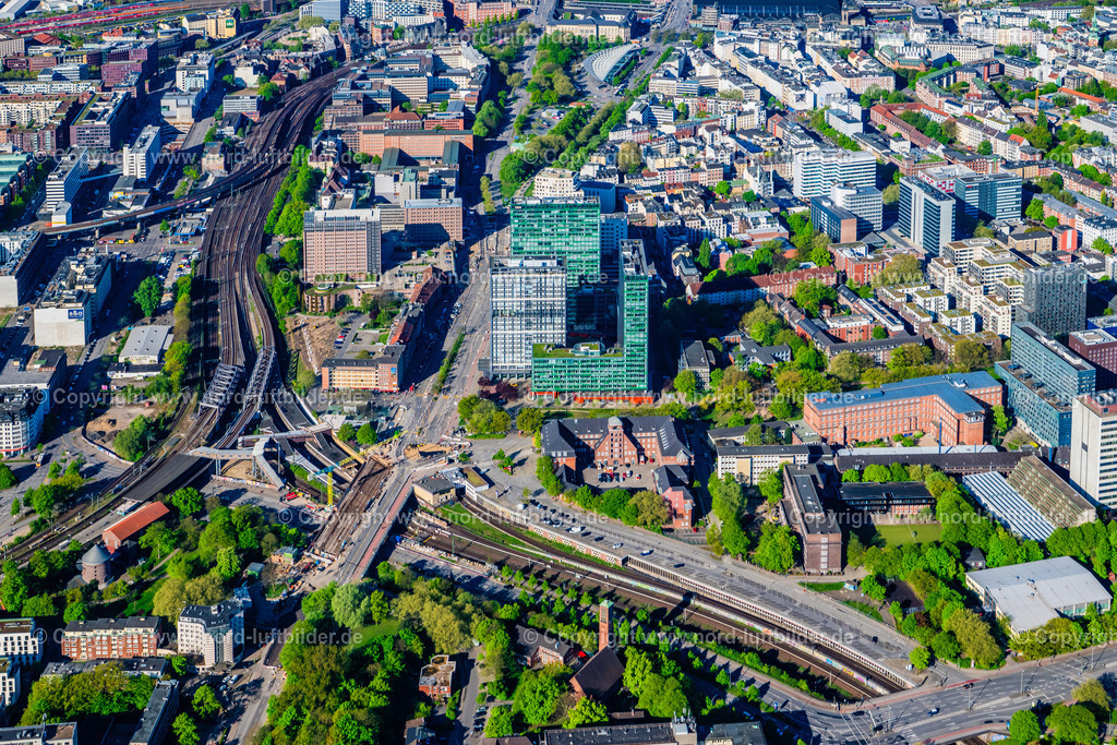 Hamburg_St.Georg_Ibm_Deutschland_Gmbh_Beim_Strohhause_ELS_0926270425 | HAMBURG 27.04.2025 Büro- und Unternehmensverwaltungs Hochhaus- Gebäude zwischen Kolbergstraße und Beim Strohhause an der Straße Steindamm im Ortsteil Sankt Georg in Hamburg, Deutschland. // Office and corporate management high-rise building between Kolbergstrasse and Beim Strohhause on street Steindamm in the district Sankt Georg in Hamburg, Germany. Foto: Martin Elsen