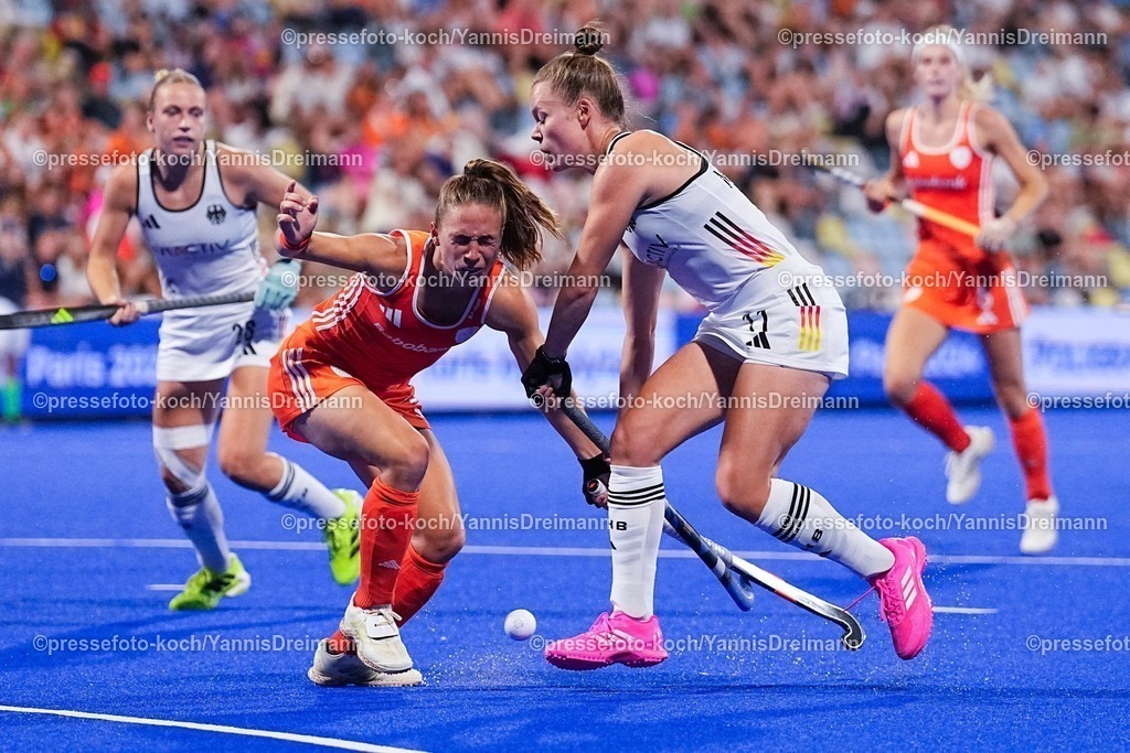 xydrx11082503018 | 11.08.2025, xydrx, Frauen EuroHockey Championship 2025, Gruppenphase, Gruppe A, Deutschland - Niederlande, Sparkassenpark Mönchengladbach: Selin Oruz (GER #5) im Zweikampf gegen Lena Micheel (GER #11)