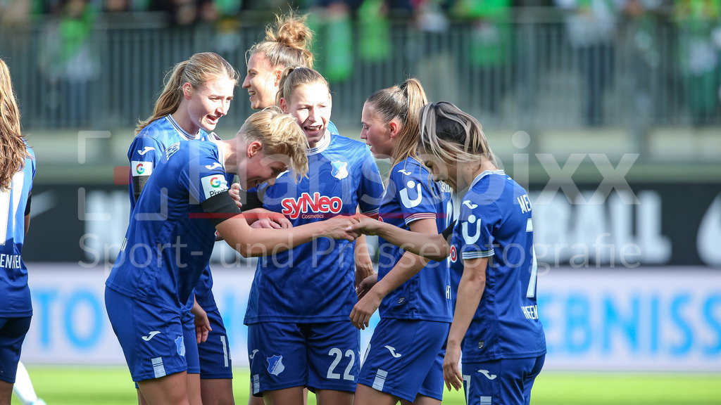 Fussball, Google Pixel Frauen-Bundesliga, VfL Wolfsburg - TSG 1899 Hoffenheim | v.li.: Paulina Krumbiegel (TSG 1899 Hoffenheim, 8) und Torschützin Ereleta Memeti (TSG 1899 Hoffenheim, 7) geben sich die Hand, mit Torjubel, Jubel, jubeln, jubelt, optimistisch, Spielszene, Highlight, Freude über das Tor zum 0:1, DIE DFB-RICHTLINIEN UNTERSAGEN JEGLICHE NUTZUNG VON FOTOS ALS SEQUENZBILDER UND/ODER VIDEOÄHNLICHE FOTOSTRECKEN. DFB REGULATIONS PROHIBIT ANY USE OF PHOTOGRAPHS AS IMAGE SEQUENCES AND/OR QUASI-VIDEO.