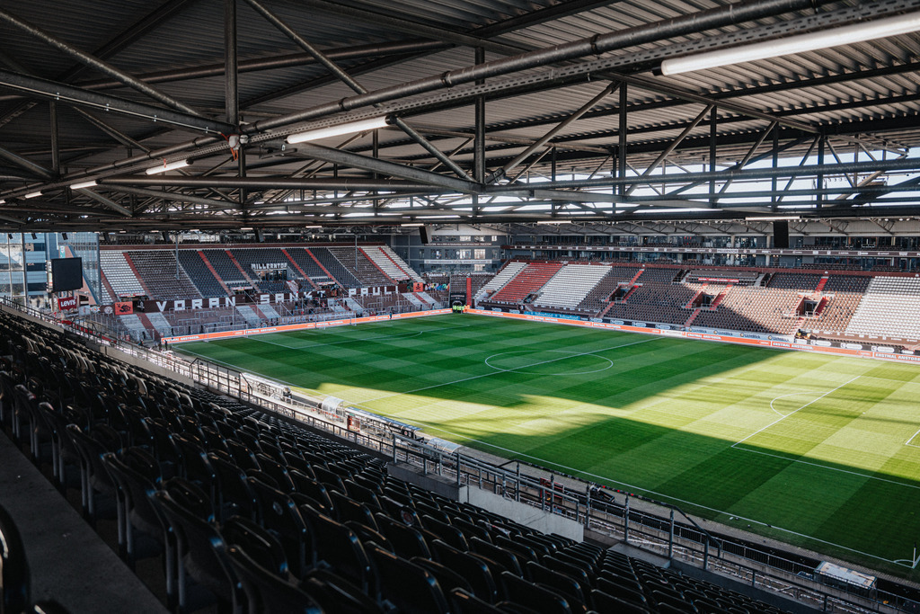 FCP00954 | Der offizielle Shop für FC St. Pauli Fotos. Wähle aus Spielszenen & Fanmomenten dein FCSP Wunschformat. Wir liefern Millerntor-Atmosphäre.