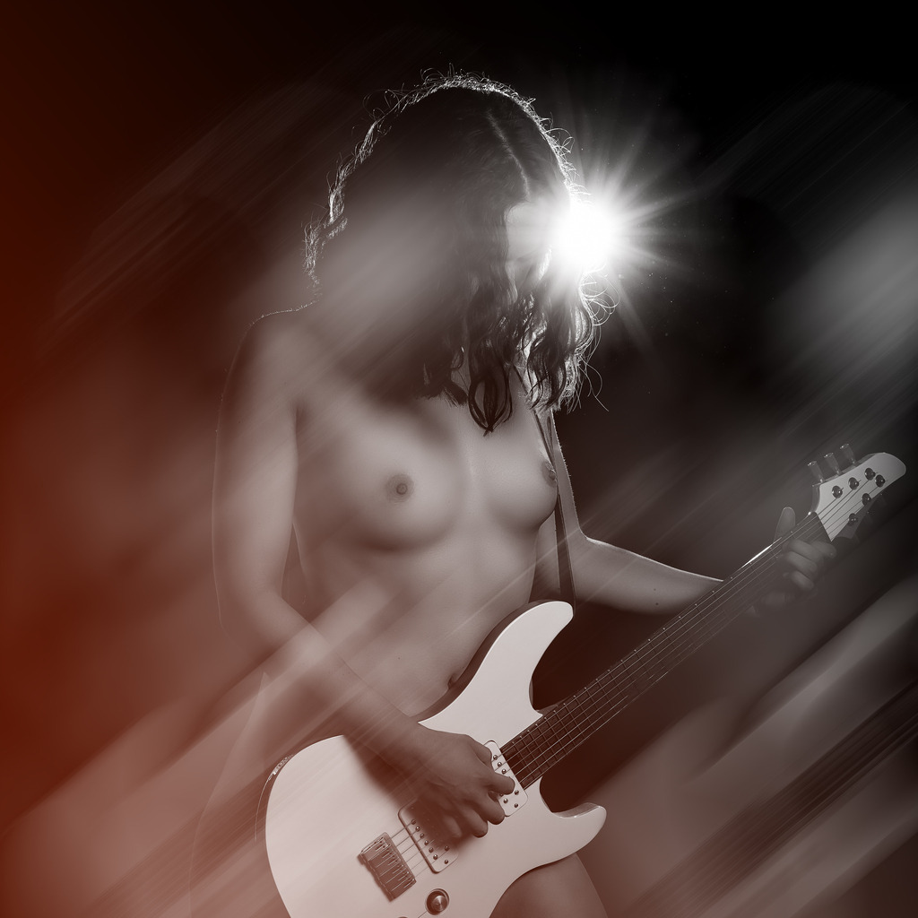 Sexy Gitarristin | Sinnlicher weiblicher Vollakt mit E-Gitarre im ScheinwerferlichtUnsere Empfehlung: Acrylglas - Realisiert mit Pictrs.com