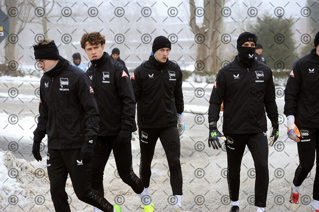 RGE_8421b | Hertha BSC, 2.Bundesliga, Herren, Training, Saison 2025/26,  von li. Linus Gechter ( Hertha BSC ),  Tim Goller ( Hertha BSC ), Marius Gersbeck ( Hertha BSC ), Dienstag, 13.01. 2026     Fotograf:  Ralf Gebhardt - Realisiert mit Pictrs.com
