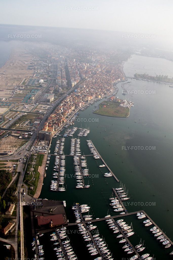 Aerial view: Sottomarina in Faro in the state Veneto, Italy.Photo: IMG_087571.jpg taken on 04/06/2016 by Werner Riehm/FLY-FOTO.comResolution of the original: 3648 x 5472 px