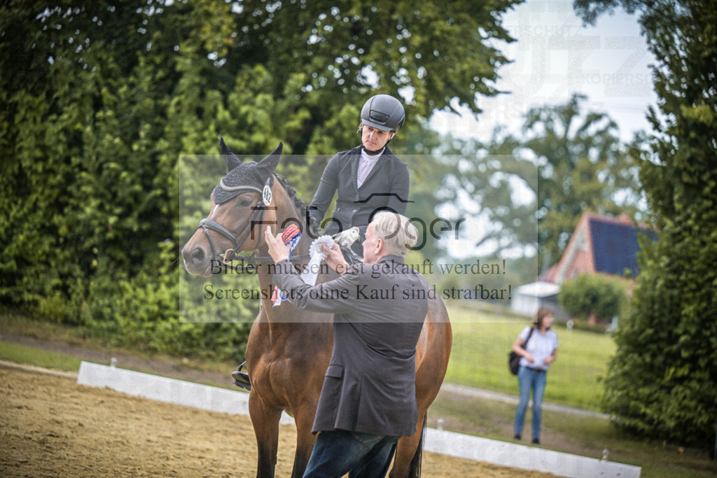 DOS_7509 | Entdecke hochwertige Reitturnierfotos von Foto Oger. Professionell, emotional und authentisch – jetzt Lieblingsmomente im Shop bestellen.Deutschlandweite Turnierfotografie. - Realisiert mit Pictrs.com
