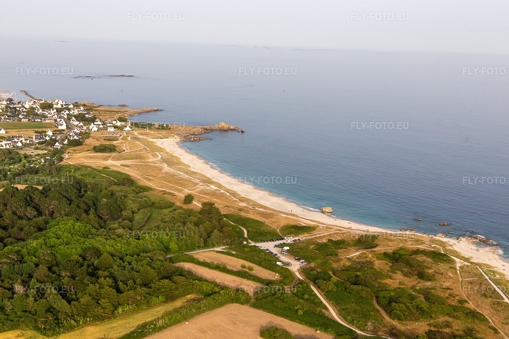Vue aérienne: Plage de Kersauz à Treffiagat dans le département Finistère, France. Photo: IMG_132473.jpg prise le 17/06/2022 par Werner Riehm/FLY-FOTO.eu – Résolution de l'original: 5472 x 3648 px
