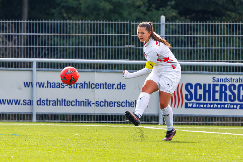 FCHHÜT_251003_5003 | 1.FC Heidenheim 1846 II vs. TSV Hüttlingen, Fußball, Frauen, Bezirkspokal, 2025/2026, 1.Runde, 03.10.2025 in Mergelstetten, Sportplatz 2(Foto: Michael Bulling) - Realisiert mit Pictrs.com