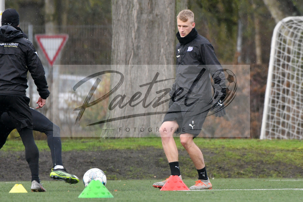 20200203_TRAOSN_0010 | Fußball, Herren: Lukas Gugganig (VfL Osnabrueck) in Aktion, am Ball, Einzelaktion waehrend der Trainingseinheit des VfL Osnabrueck im Sportpark Illoshoehe am 03.02.2020 in Osnabrueck, Deutschland. - Realisiert mit Pictrs.com