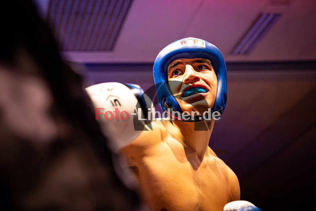Kian Tok (Sparta Mun.) blau gegen Lukas Buathong (MFA Penz) rot | MFA Fight Night Boxen -67kg Kampf 4, Kian Tok (Sparta Mun.) blau gegen Lukas Buathong (MFA Penz) rot, 20251108,,2025-11-08 in Penzberg (Wellenberghalle Penzberg), Copyright: WolfgangxLindner www.foto-lindner.de