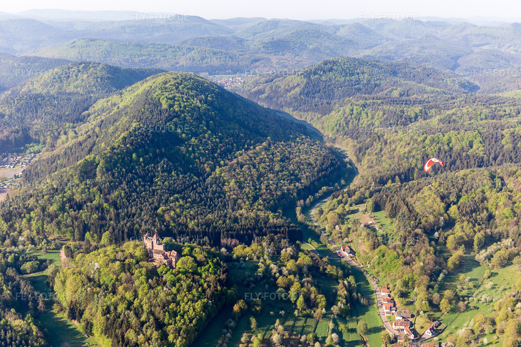 Luftbild: Erlenbach bei Dahn, Burg Bewartstein in Erlenbach bei Dahn im Bundesland Rheinland-Pfalz in Deutschland. Foto: IMG_106897.jpg vom 22.04.2018 durch Werner Riehm/FLY-FOTO.de