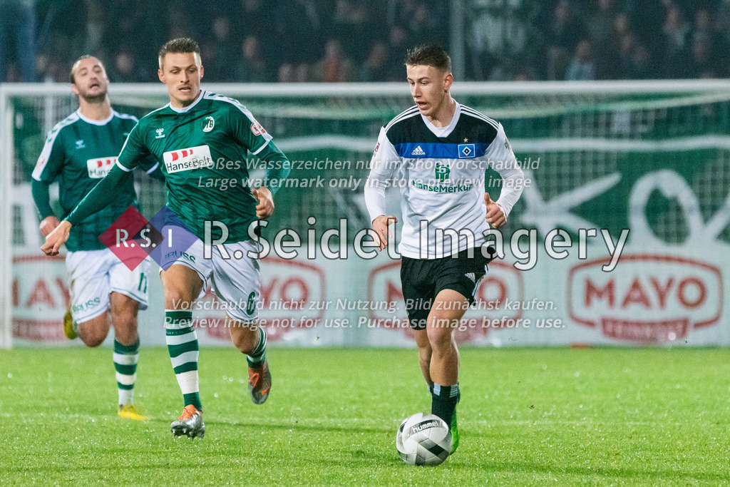 Fußball, Saison 2022/23, Regionalliga Nord, VfB Lübeck - Hamburger SV II, Stadion an der Lohmühle (Lübeck), 25.11.2022, 20. Spieltag | Noah Plume (#6, Lübeck), Theo Harz (#18, HSV II)