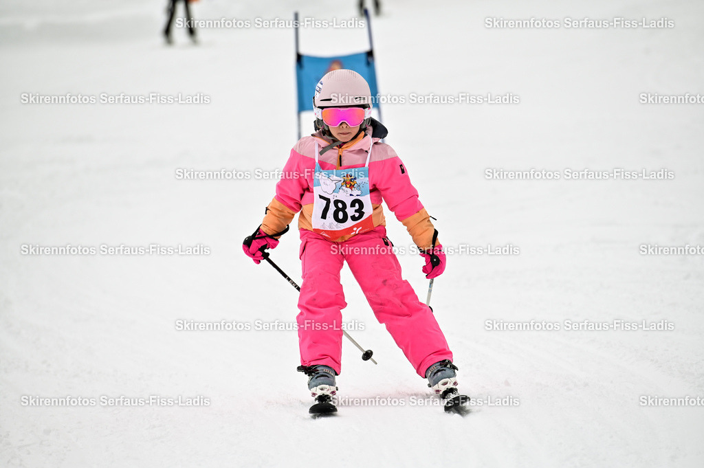 SRF_20.02.2026_0943 | Skirennfotos,Serfaus,Fiss,Ladis,Kinderskirennen,Winter,Tirol,Oberland,skirace,SFL,feelfree,weil wir's genießen,ski,Ski,skifahren,Sonnenplateau, - Realisiert mit Pictrs.com