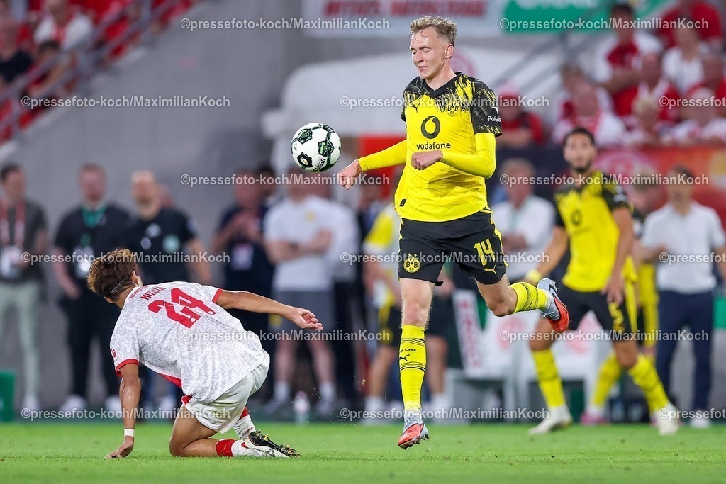 DFB18082501091 | 2025.08.18, Fußball, 1.Runde DFB-Pokal, Rot-Weiss Essen - Borussia Dortmund, Stadion Hafenstraße, Saison 2025 2026: Kaito Mizuta&nbsp;(Rot-Weiss Essen #24) verteidigt gegen Maximilian Beier&nbsp;(BVB #14)  DFB regulations prohibit any use of photographs as image sequences and or quasi-video.