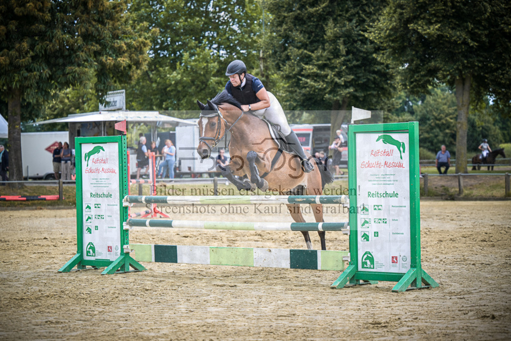 DOS_9038 | Entdecke hochwertige Reitturnierfotos von Foto Oger. Professionell, emotional und authentisch – jetzt Lieblingsmomente im Shop bestellen.Deutschlandweite Turnierfotografie. - Realisiert mit Pictrs.com