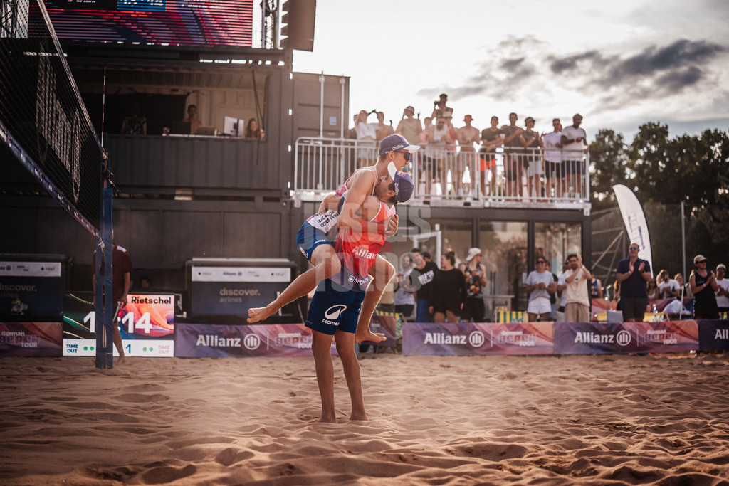Beachvolleyball | Männer | Allianz German Beach Tour 2025 | Tourstop München | 12.07.2025 | v.l. Momme Lorenz und Tilo Rietschel jubeln nach dem Sieg