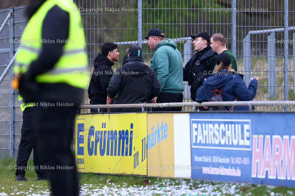 NH_VfRNeumuenster_PSVNeumuenster_FlensOberliga_15042026 | Nachdem ein Zuschauer filmte, kam es zum Streit mit einigen Fans des PSV Union Neumünster.Fußball I Herren I Flens Oberliga I Saison 2025-2026  I 19. Spieltag I VfR Neumünster - PSV Union Neumünster I 15.04.2026 I VfR Stadion HSP (Grümmi Arena)