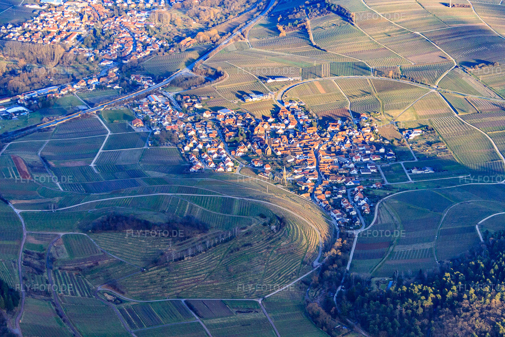 Luftbild: Dorf über der Weinlage Kastanienbusch im Winter von Westen in Birkweiler im Bundesland Rheinland-Pfalz in Deutschland. Foto: IMG_62157.jpg vom 23.02.2014 durch Werner Riehm/FLY-FOTO.de