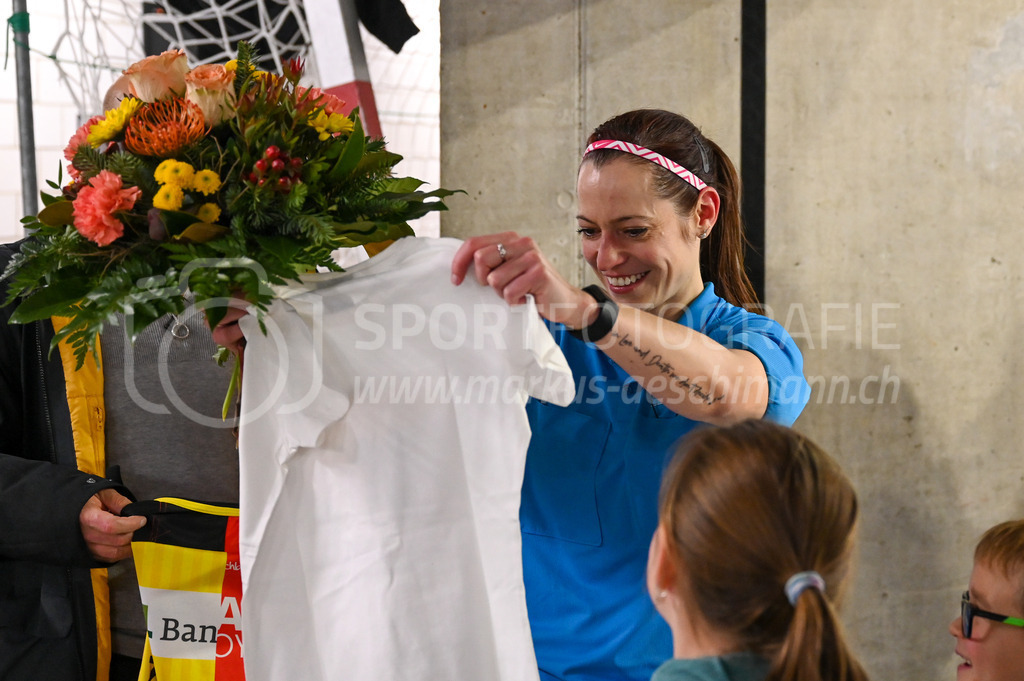 HC Rychenberg vs Floorball Köniz - 18. Dezember 2022 | HC Rychenberg vs Floorball Köniz
AXA Arena, Winterthur
Schiedsrichterin Sandra Zurbuchen.
Bild: Sportfotografie Markus Aeschimann | www.markus-aeschimann.ch - Realisiert mit Pictrs.com