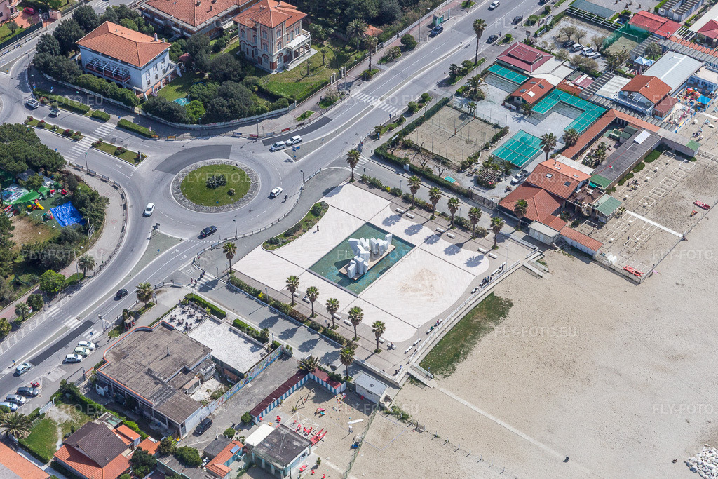 Vue aérienne: Zone circulaire - place du Bagno Ginevra Di Massimo Zerbini & C. Sas sur la Piazza Bad Kissingen à Massa dans le département Massa-Carrara, Italie. Photo: IMG_087198.jpg prise le 04/04/2016 par Werner Riehm/FLY-FOTO.eu – Résolution de l'original: 5472 x 3648 px