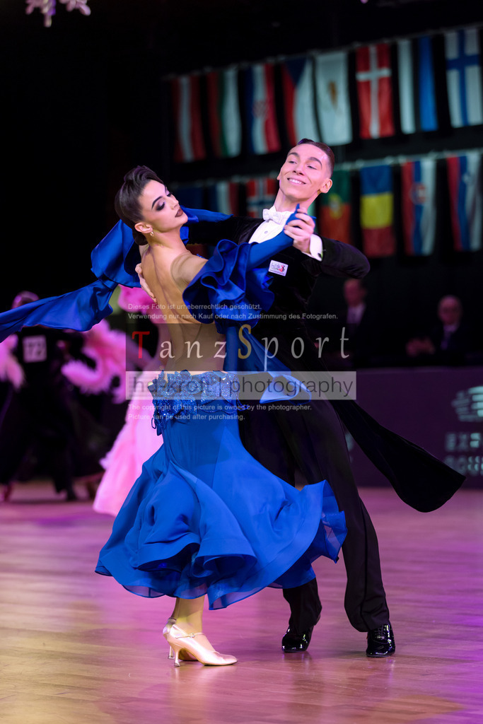 20241215_WDSF_Int_Open_Std-Riga-9389 | Tanzsportbilder, Standardtanz, Lateintanz, WDSF, DTV, LTVB, dancecomp, goc, hessen tanzt, blaues band der spree, walzer, tango, wiener walzer, slowfox, quickstepp, samba, rumba, cha-cha-cha, paso doble. jive, hd-kroft photography, turniertanzsport