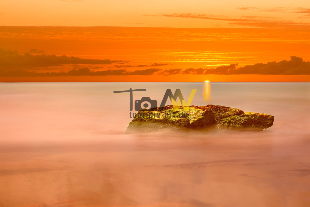 Kleiner Fels am Strand bei Sonnenuntergang | Eine Langzeitbelichtung Aufnahme. Somit wirkt der wilde Atlantische Ozean wie ein Samttuch.  - Realisiert mit Pictrs.com