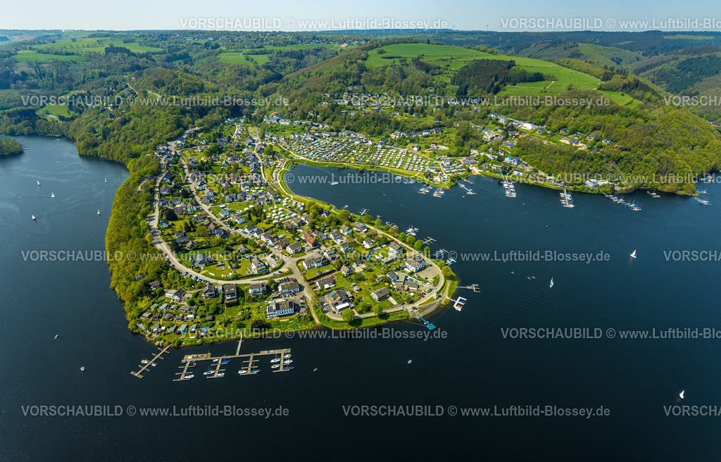 Simmerath240501966Rursee | Luftbild, Campingplatz Woffelsbach und Wohngebiet Ortsteil Woffelsbach in hügeligem Waldgebiet, Fluss Rur und Rursee mit Segelbooten, Bootsanlegestellen, Nordeifel Nationalpark Eifel, Woffelsbach, Simmerath, Nordrhein-Westfalen, Deutschland