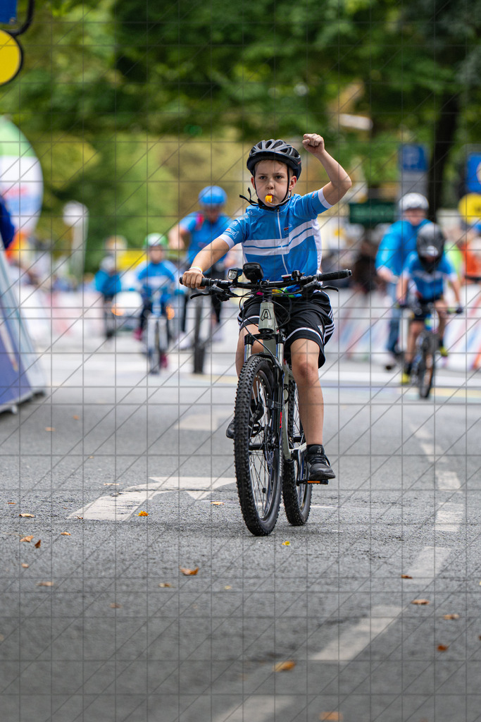 DeutschlandTour 2025 | Etappe 2 - Arnsberg (Ziel) | Kinder Joy of moving, Bike Parade //  22.08.25: DeutschlandTour 2025 | Etappe 2 - Arnsberg (Ziel) / Arnsberg / Deutschland  //   CREDIT:www.bullenfotos.de, Martin König, Hörner Weg 40, D-49078 Osnabrück, +4917663732967 // Nutzung und Weitergabe nur zu den vereinbarten Zwecken. Presseanfragen an Ersteller. Alle Rechte beim Ersteller. Honorierung nach MFM. - Realisiert mit Pictrs.com