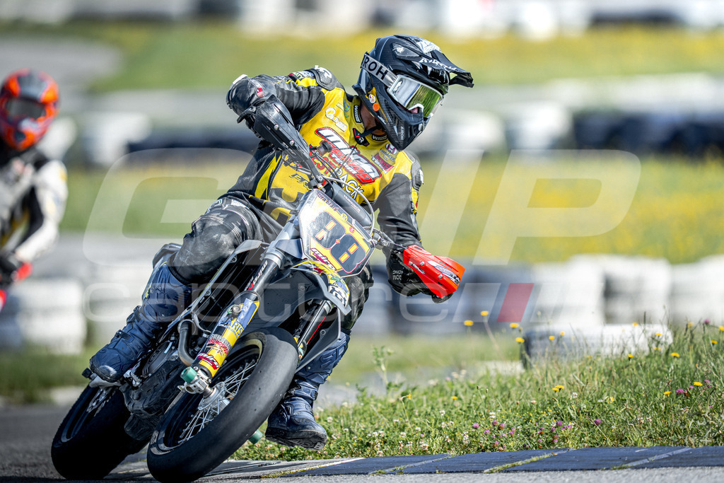 G-Cup + Supermoto Staatsmeisterschaft + Hungarian Supermoto Championship | GRIPcapture steht für authentische Sportfotografie in Österreich – für Momente, die mehr sind als Geschwindigkeit oder Ergebnis. Es geht um Emotion, Spannung, Fokus und den Augenblick, der oft nur einen Wimpernschlag dauert.Ob Motorsport, Teamsport oder 