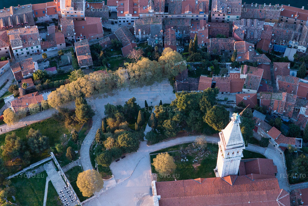 Vue aérienne: Vue de la ville à Rovinj dans le département Gespanschaft Istrien, Croatie. Photo: IMG_106178.jpg prise le 13/04/2018 par Werner Riehm/FLY-FOTO.eu – Résolution de l'original: 5472 x 3648 px