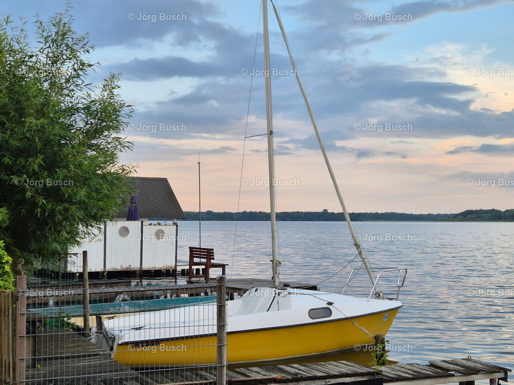 Segelboot am Steg am See | Dieser Shop bietet Fotos und Videos aus den Bereichen Fallschirmspringen, Landschaft und Luftbild - Realizzato con Pictrs.com