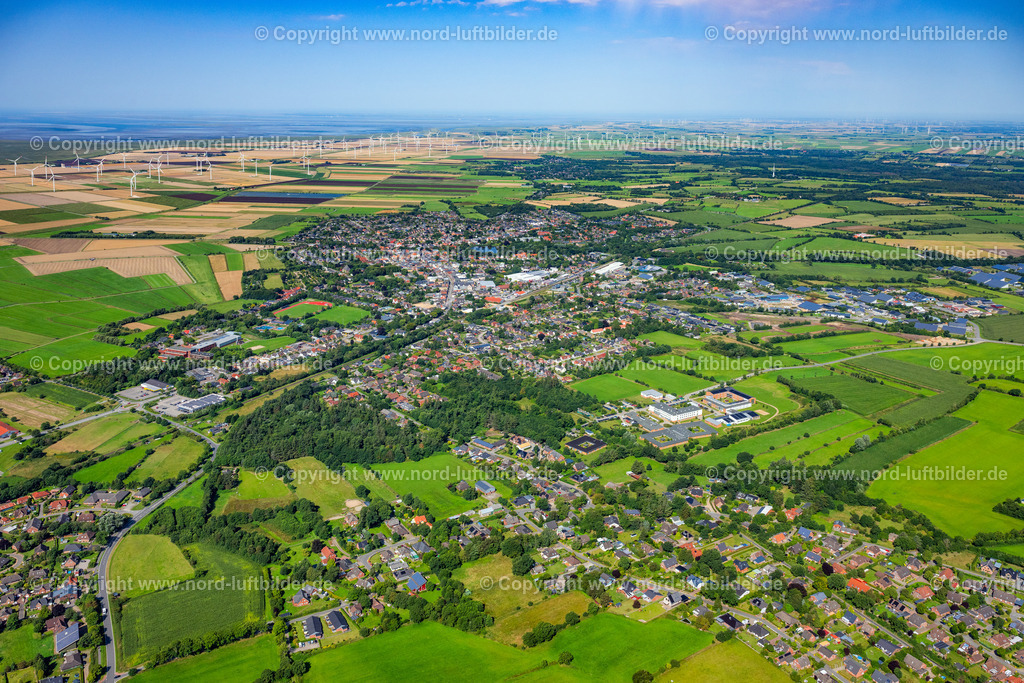 Bredstedt_ELS_8669130825 | BREDSTEDT 13.08.2025 Stadtgebiet mit Außenbezirken und Innenstadtbereich am Rand von landwirtschaftlichen Feldern und Ackerflächen in Bredstedt im Bundesland Schleswig-Holstein, Deutschland. // Urban area with outskirts and inner city area on the edge of agricultural fields and arable land in Bredstedt in the state Schleswig-Holstein, Germany. Foto: Martin Elsen