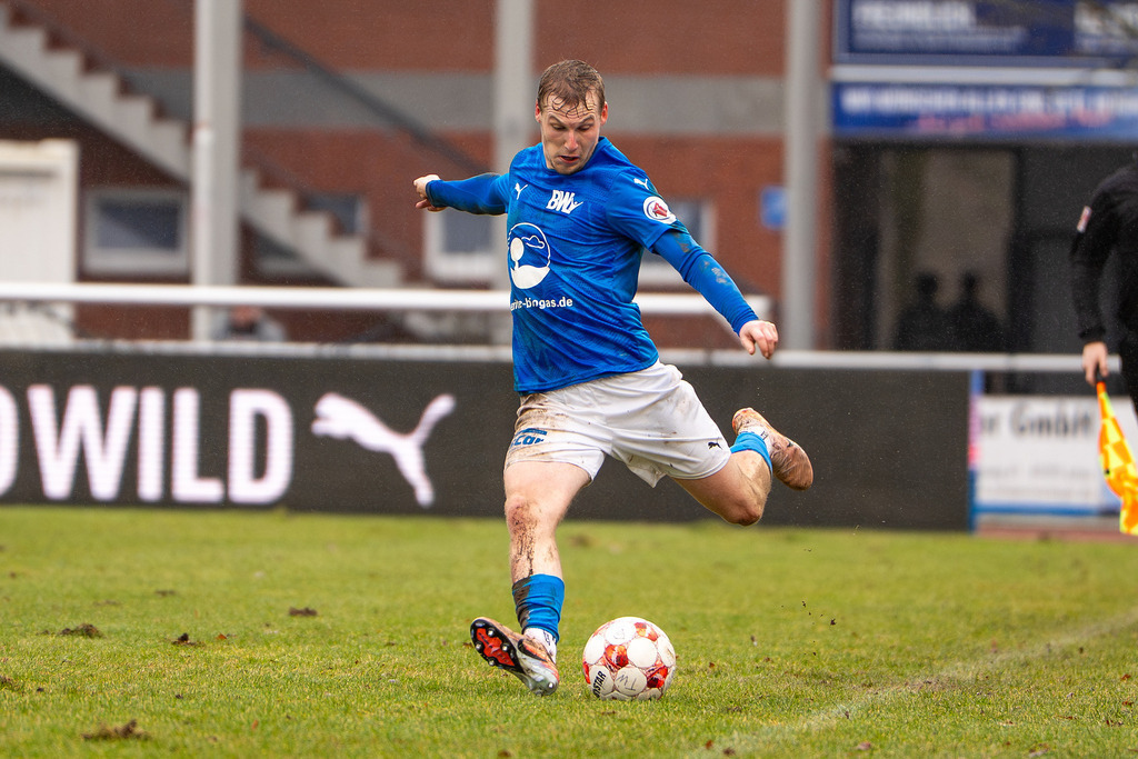 Fußball I Herren I Saison 2025-2026 I Regionalliga Nord I 23. Spieltag I TuS Blau-Weiß Lohne - SC Weiche Flensburg 08 I 0051 | Leonard Bredol (19, TuS BW Lohne) - Realisiert mit Pictrs.com