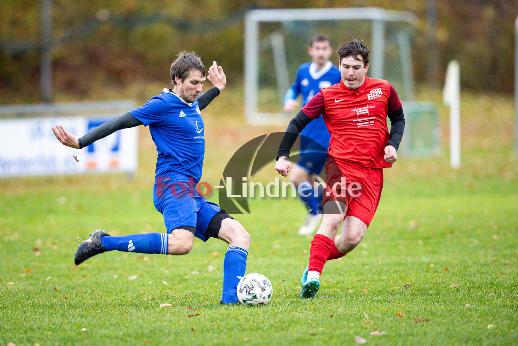 SG SV Eberfing/SV Söchering gegen MTV Berg II | Fußball Herren A-Klasse Gruppe 5 Zugspitze 2025/26 14. Spieltag, SG SV Eberfing/SV Söchering gegen MTV Berg II, 20251102,Zweikampf,2025-11-02 in Obersöchering (Sportplatz Obersöchering), Johannes AMMER (SG SV Eberfing/SV Söchering 3), Christoph SPETH (MTV Berg II 9)Copyright: WolfgangxLindner www.foto-lindner.de