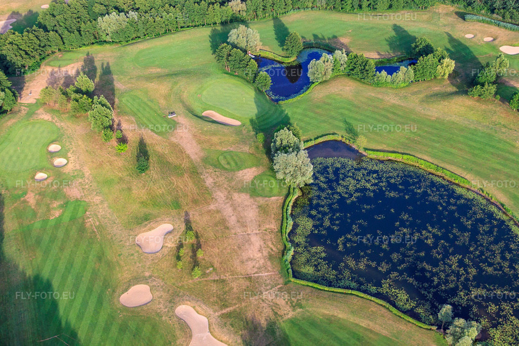 Vue aérienne: Étangs et greens du club de golf de Baden-Baden Soufflenheim à Soufflenheim dans le département Bas Rhin, France – .Photo: IMG_30503.jpg prise le 09/07/2010 par Werner Riehm/FLY-FOTO.eu – Résolution de l'original: 4752 x 3168 px