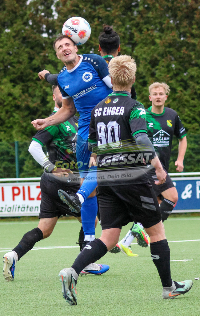 SC Enger - TuS Hücker-Aschen | Auf dem Bild zu sehen: schwarz SC Enger: Jack Aygül ; blau TuS Hücker-Aschen: Sven Marquardt SC Enger, TuS Hücker-Aschen, Saison 26/27, Kreisliga A, Enger, Deutschland - Realisiert mit Pictrs.com
