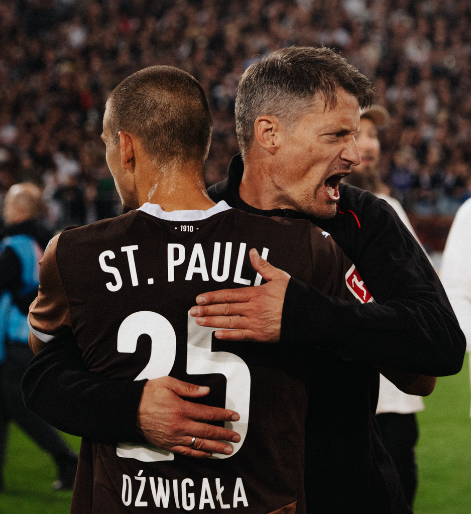 FCS05111 | Der offizielle Shop für FC St. Pauli Fotos. Wähle aus Spielszenen & Fanmomenten dein FCSP Wunschformat. Wir liefern Millerntor-Atmosphäre.