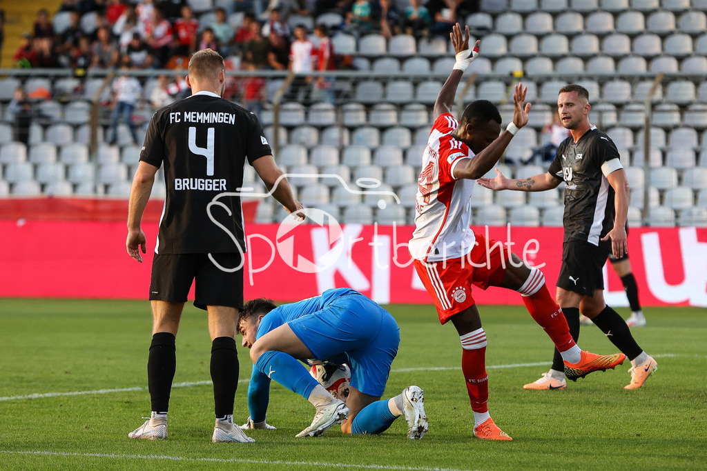 FC Bayern Amateure - FC Memmingen | Desire SEGBE AZANKPO (FCB #34) bringt den Ball in dieser Szene nicht an Dominik DEWEIN (FCM #12) vorbei