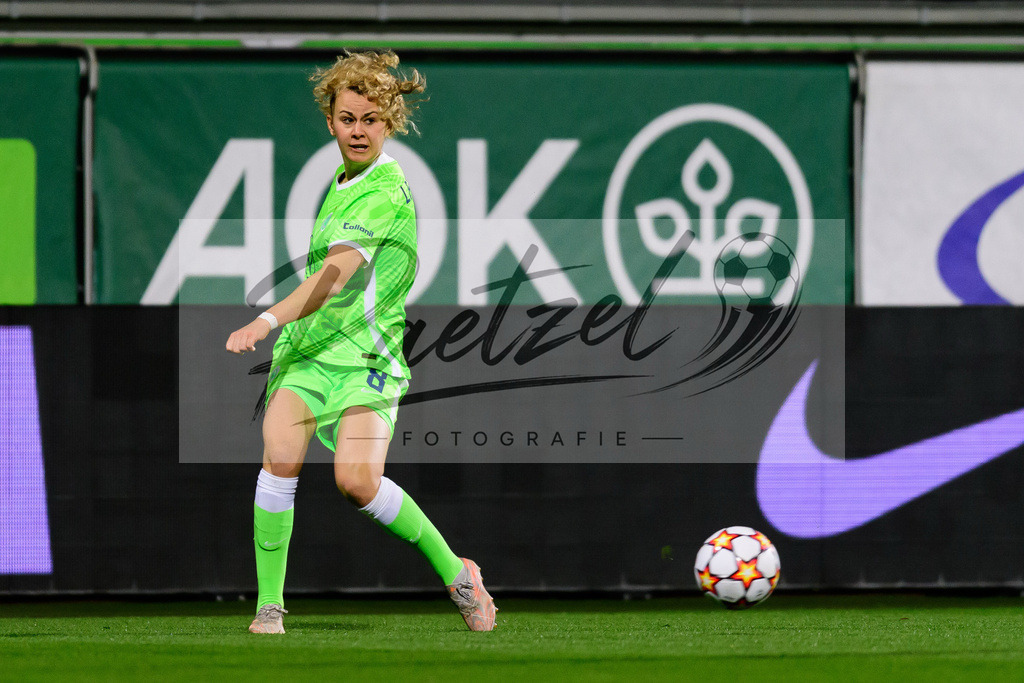 WOBJUV20211118_084 | Fussball, Frauen: Lena Lattwein (VfL Wolfsburg) in Aktion, am Ball, Einzelaktion bei dem Spiel der UEFA Women´s Champions League zwischen VfL Wolfsburg und Juventus Turin im AOK-Stadion am 18.11.2021 in Wolfsburg, Deutschland. - Realisiert mit Pictrs.com