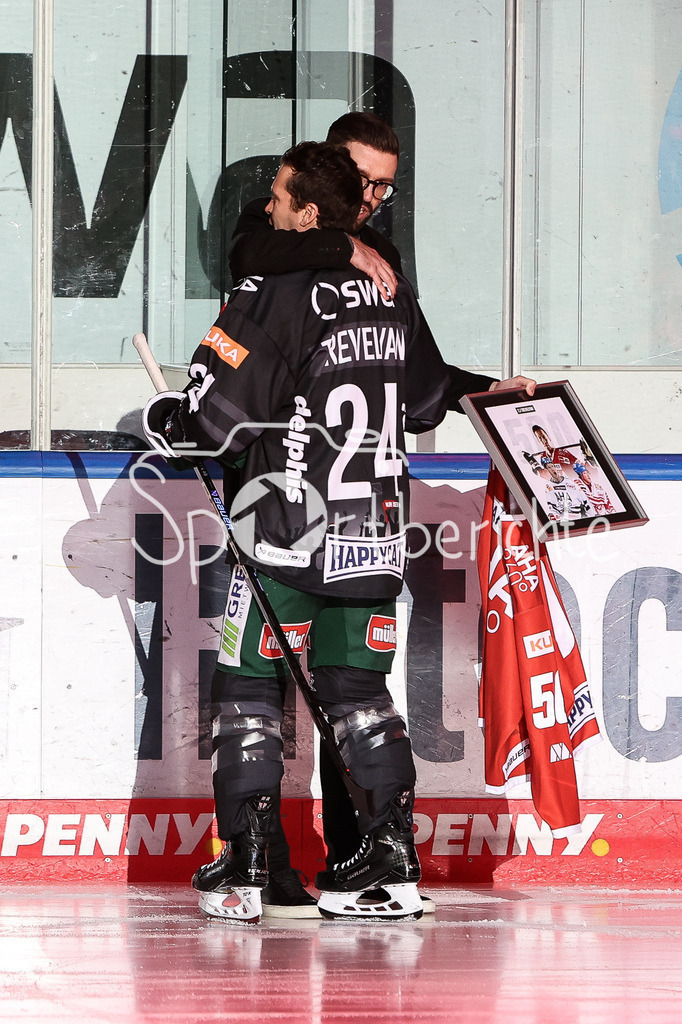 Augsburger Panther - EHC RB München | vor dem Spiel wurde Thomas Jordan TREVELYAN (AEV #24) fuer 500 Spiele im Trikot der Panther geehrt / Max Horber / Legende /