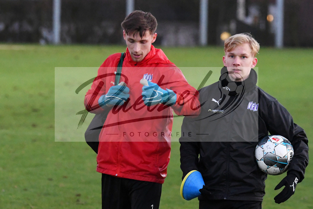 20200121_TRAOSN_0082 | Fußball, Herren: Torhüter Nils Körber (VfL Osnabrück) und Bryan Henning (VfL Osnabrück) schauen beim Training des VfL Osnabrück am 21.01.2020 im Sportpark Illoshöhe in Osnabrück, Deutschland.(Foto von Nico Paetzel) - Realisiert mit Pictrs.com