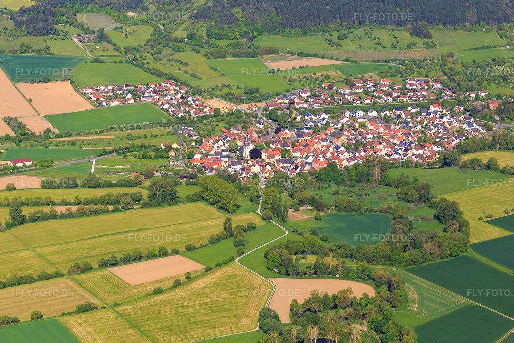 Luftbild: Mäanderförmiger Verlauf der Tauber im Ortsteil Hochhausen in Tauberbischofsheim im Bundesland Baden-Württemberg in Deutschland. Foto: IMG_146560.jpg vom 10.05.2025 durch Werner Riehm/FLY-FOTO.de