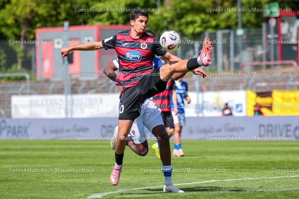 xsefx26042601050 | 26.04.2026, xsefx, Fußball, 3.Liga, FC Viktoria Köln - Energie Cottbus, 35. Spieltag, Sportpark Höhenberg, Saison 2025 2026: xxx im Zweikampf gegen Jakob Sachse (FC Viktoria Köln, 40) King Manu (FC Energie Cottbus, 2)   DFB regulations prohibit any use of photographs as image sequences and or quasi-video. Photo: xSabinexEffgenxPressefotoKochx