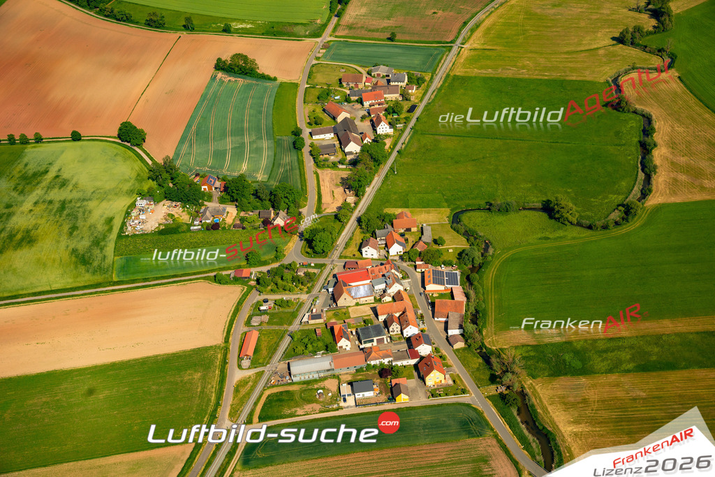 Das Luftbild zeigt Laimbach Reckendorf - Die Luftaufnahme wurde 2023 vom UL-Flugzeug aus erstellt ( keine Drohne ) - Hochauflösende Luftaufnahme - Für grossformatige Ausdrucke geeignet. Die Geschenkidee !Mit Lizenz und Bildrechte bestellbar