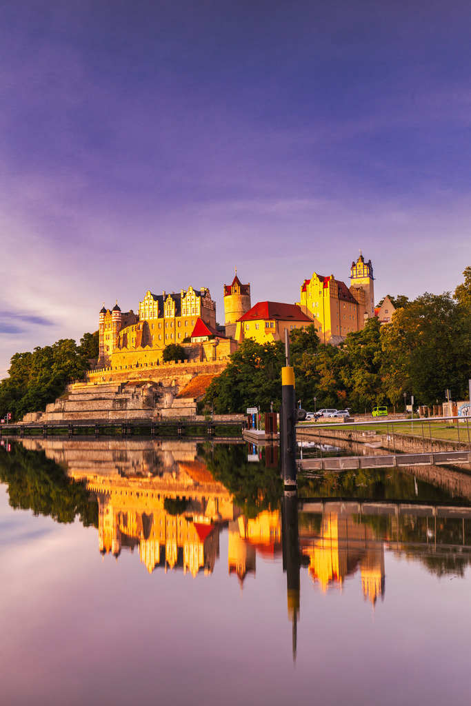 Schloss Bernburg zur Goldenen Stunde | Wir machen aus Ihren Bildern Erinnerungen für die Ewigkeit | Hochwertige Fotografien für Ihr zu Hause. - Realisiert mit Pictrs.com