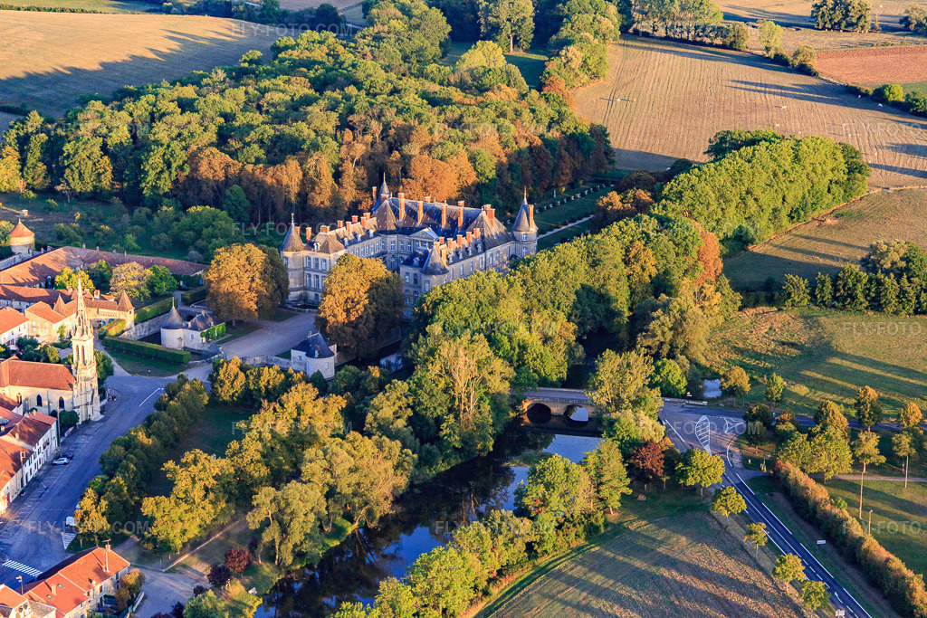 Aerial view: Parc et Château de Haroué in Haroué in the state Meurthe et Moselle, France. – Photo: IMG_117909.jpg taken on 09/14/2019 by Werner Riehm/FLY-FOTO.com – Resolution of the original: 5472 x 3648 px –  château de Haroué