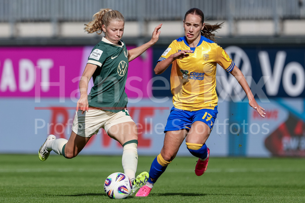 Fussball, Google Pixel Frauen-Bundesliga, VfL Wolfsburg - FC Carl Zeiss Jena | v.li.: Justine Kielland (VfL Wolfsburg, 18) und Rieke Tietz (FC Carl Zeiss Jena, 17) im Zweikampf, Duell, Dynamik, Aktion, Action, Spielszene, DIE DFB-RICHTLINIEN UNTERSAGEN JEGLICHE NUTZUNG VON FOTOS ALS SEQUENZBILDER UND/ODER VIDEOÄHNLICHE FOTOSTRECKEN. DFB REGULATIONS PROHIBIT ANY USE OF PHOTOGRAPHS AS IMAGE SEQUENCES AND/OR QUASI-VIDEO.