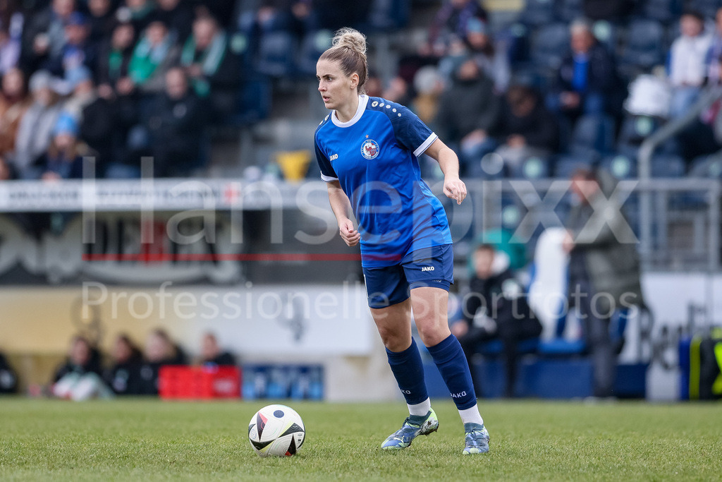 Fussball, Google Pixel Frauen-Bundesliga, 1. FFC Turbine Potsdam - SV Werder Bremen | v.li.: Jennifer Cramer (1. FFC Turbine Potsdam, 11) am Ball, Freisteller, Einzelbild, Ganzkörper, Aktion, Action, Spielszene, DIE DFB-RICHTLINIEN UNTERSAGEN JEGLICHE NUTZUNG VON FOTOS ALS SEQUENZBILDER UND/ODER VIDEOÄHNLICHE FOTOSTRECKEN. DFB REGULATIONS PROHIBIT ANY USE OF PHOTOGRAPHS AS IMAGE SEQUENCES AND/OR QUASI-VIDEO.