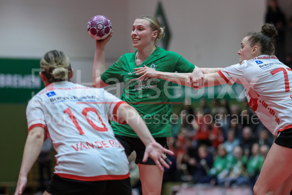 Handball, 2. Bundesliga Frauen, SV Werder Bremen - HSV Solingen-Gräfrath 76 | v.li.: Emma Ruwe (SV Werder Bremen, 27) und Vanessa Brandt  (HSV Solingen-Gräfrath 76, 77) im Zweikampf, Duell, Spielszene, Aktion, Action