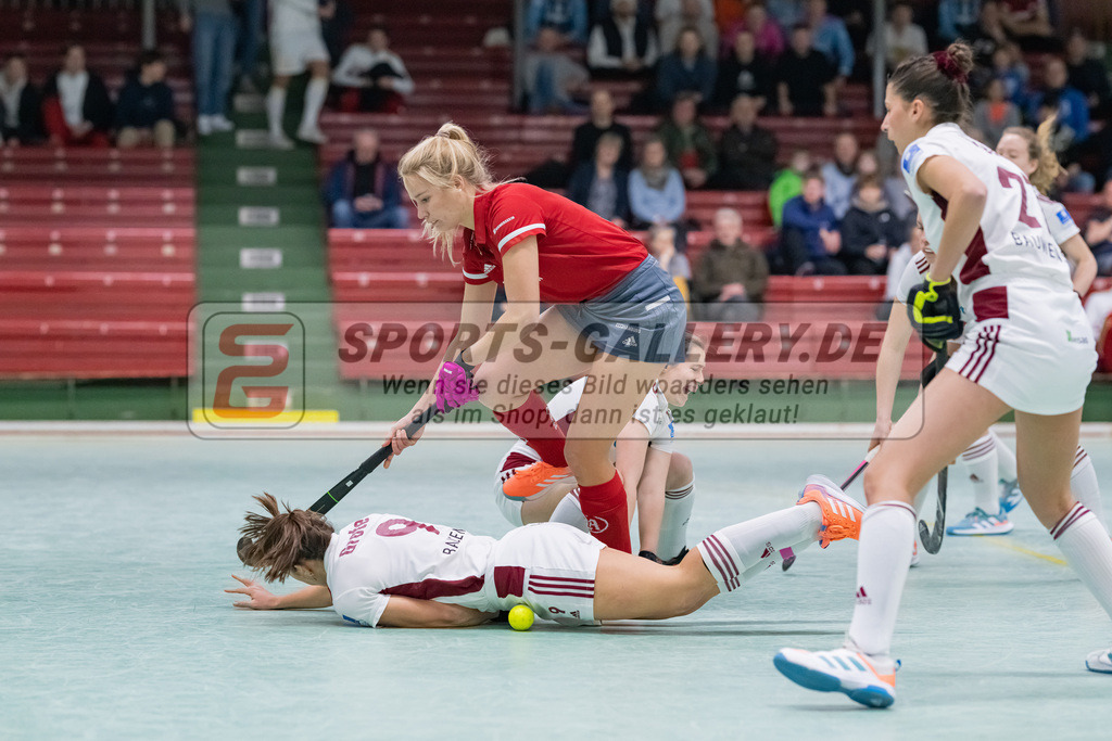 HK_20230128_103371 | 1. Bundesliga 1/4 Finale ( Damen ) Rot-Weiss Köln - Club an der Alster am 28.1.2023 Rot-Weiss Köln  , Köln , Rebecca Grote ( Rot-Weiss Köln #9 ) , Hannah Gablac ( Club an der Alster #4 )