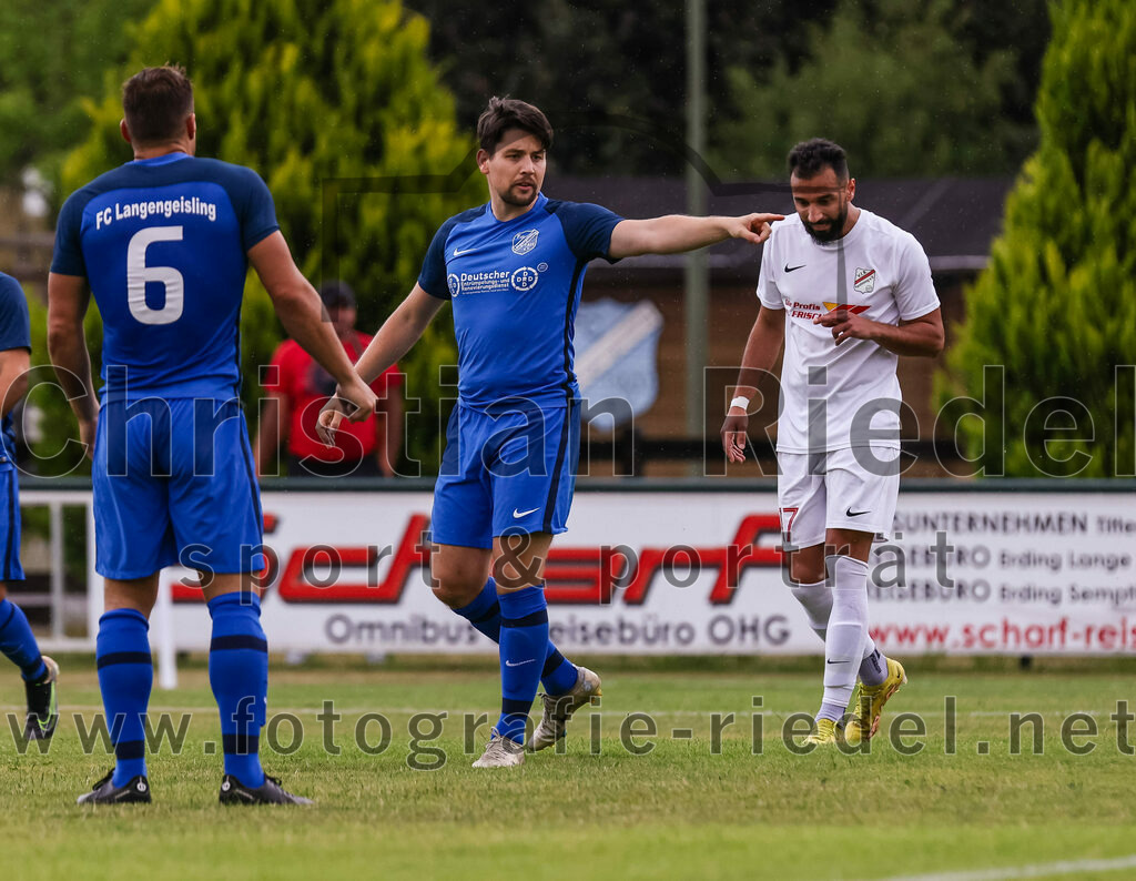 2023-06-30_031_FC_Langengeisling_gegen_VfB_Forstinning | Erding, Deutschland, 30.06.2023:
Fußball, Bezirksliga Oberbayern Ost 2023 / 2024, Testspiel, FC Langengeisling gegen VfB Forstinning, Endergebnis: 3:0

Andreas Buchberger (FC Langengeisling, #6), Maximilian Maier (FC Langengeisling, #10), Mohamed Al Hosaini (VfB Forstinning, #17)

Foto: Christian Riedel / fotografie-riedel.net